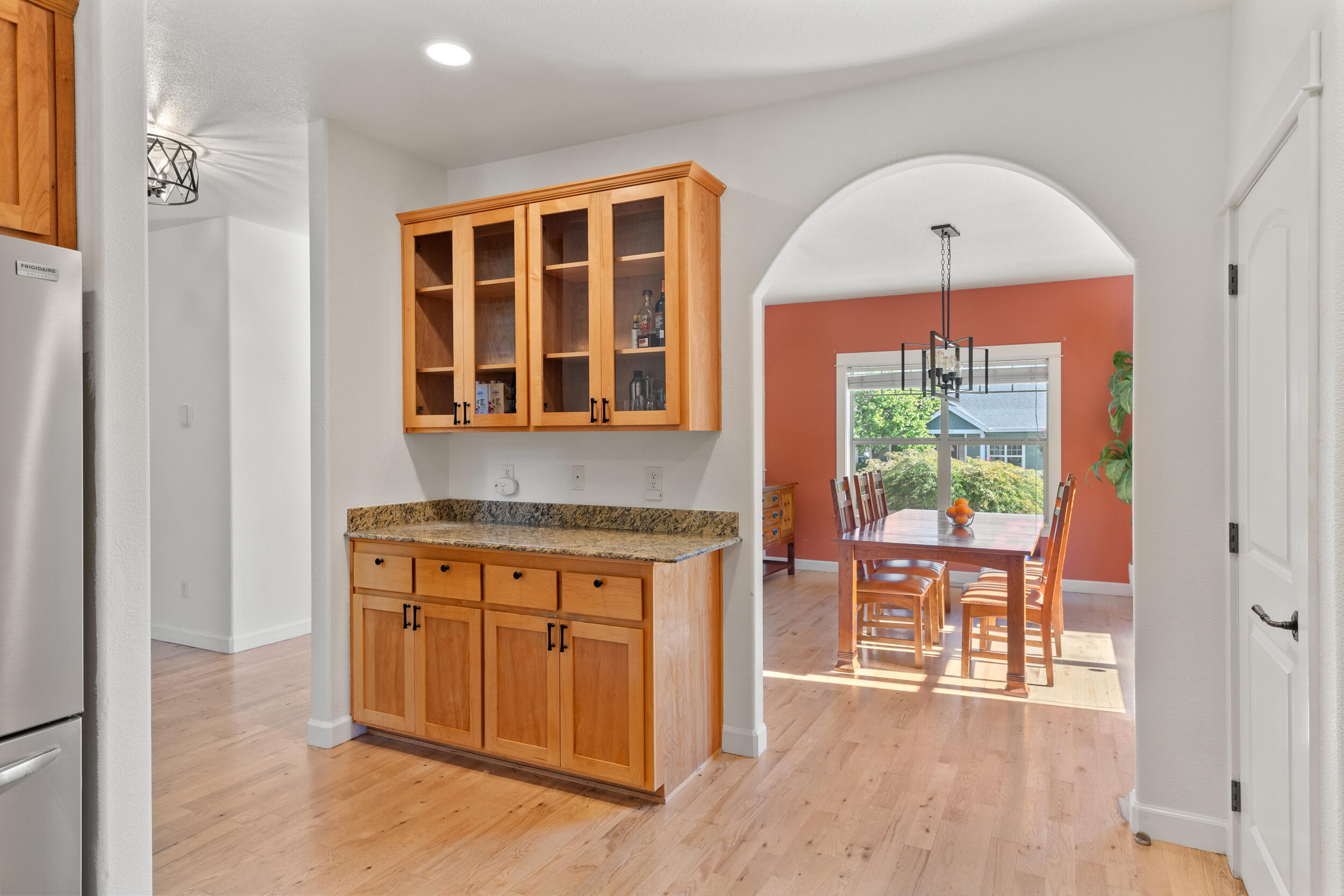1032 Lithia Way Talent, OR 97540 - Photo 10 of 39 0R1A3804