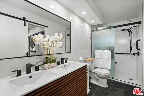 $499,000 | 11230 Peach Grove Street, Unit 208, Los Angeles, CA 91601