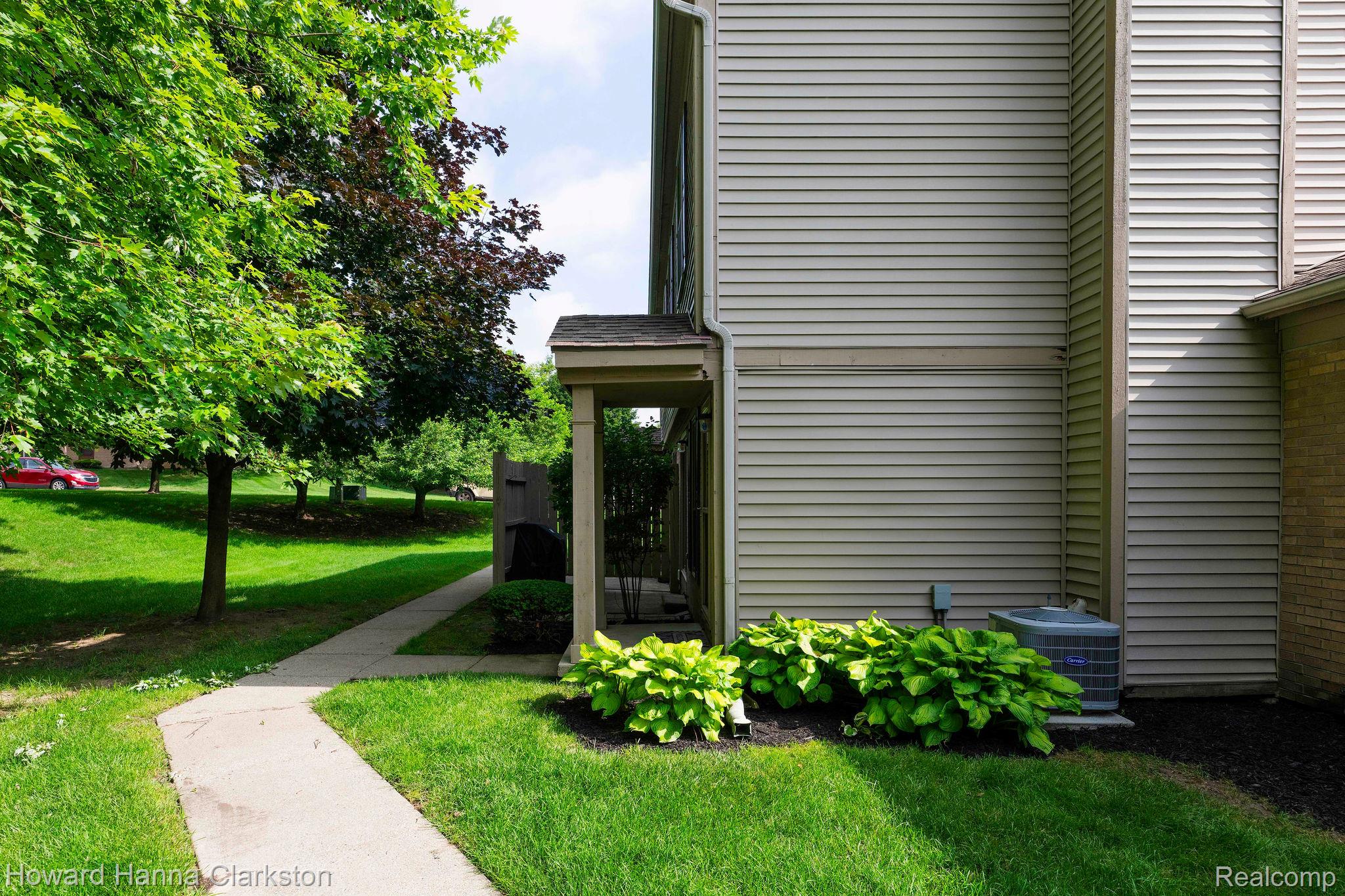 3145 Hidden Ridge Drive Waterford, MI 48328 - Photo 19 of 26 Main sidewalk to front door.