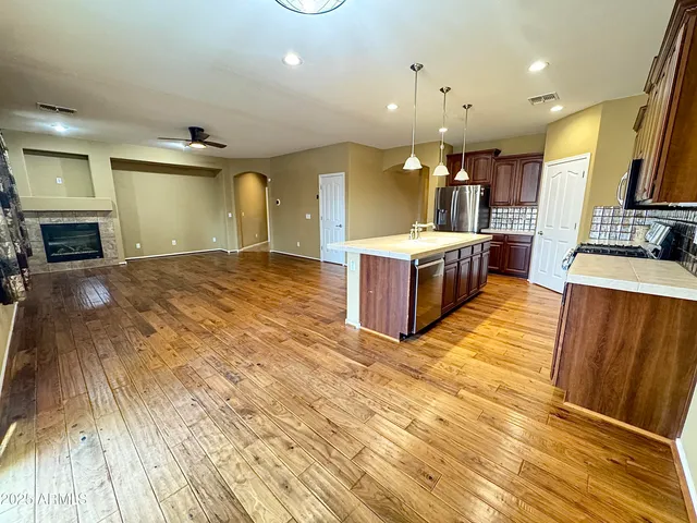 a view of empty room with a ceiling fan