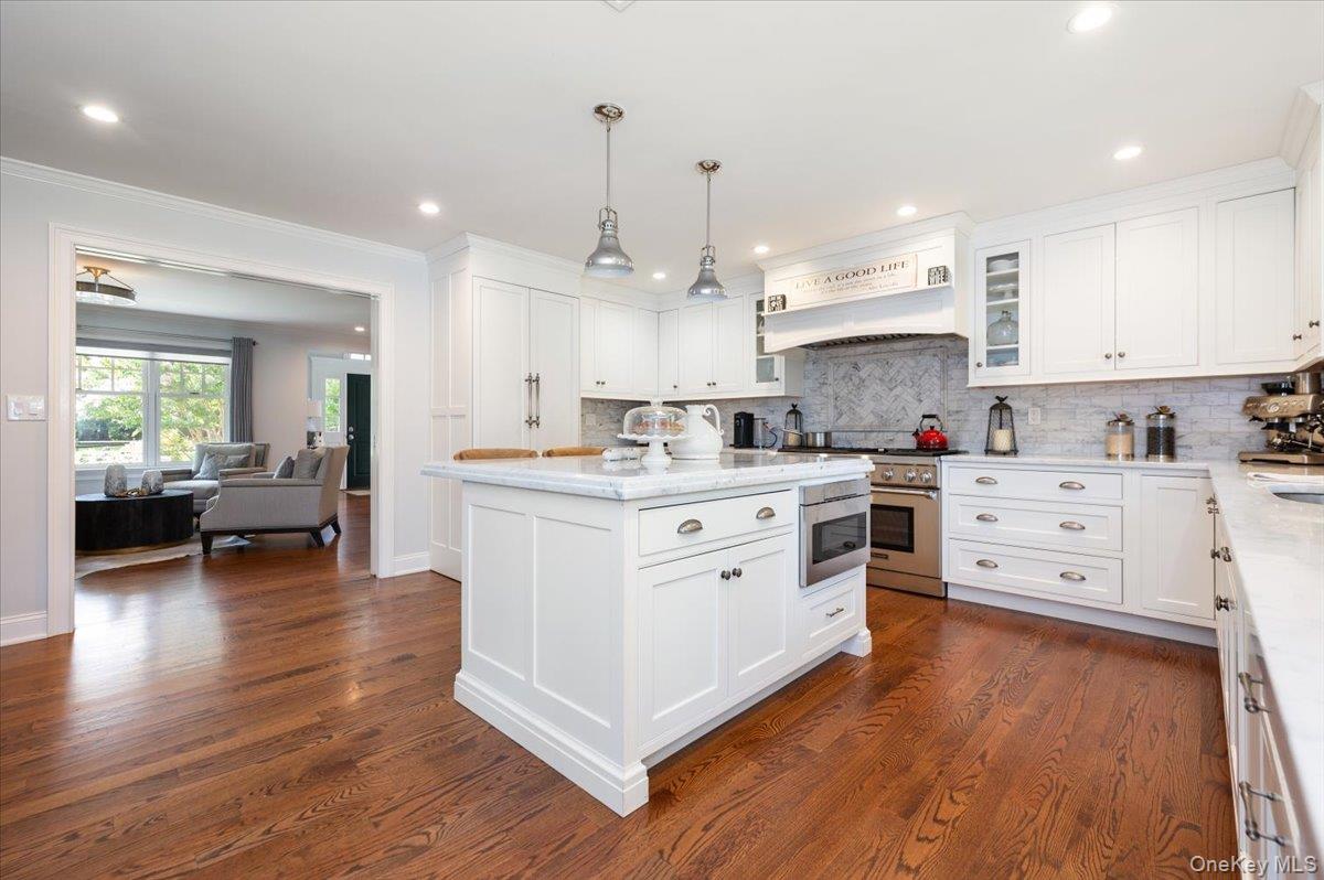 203 Sunset Road Syosset, NY 11791 - Photo 13 of 37