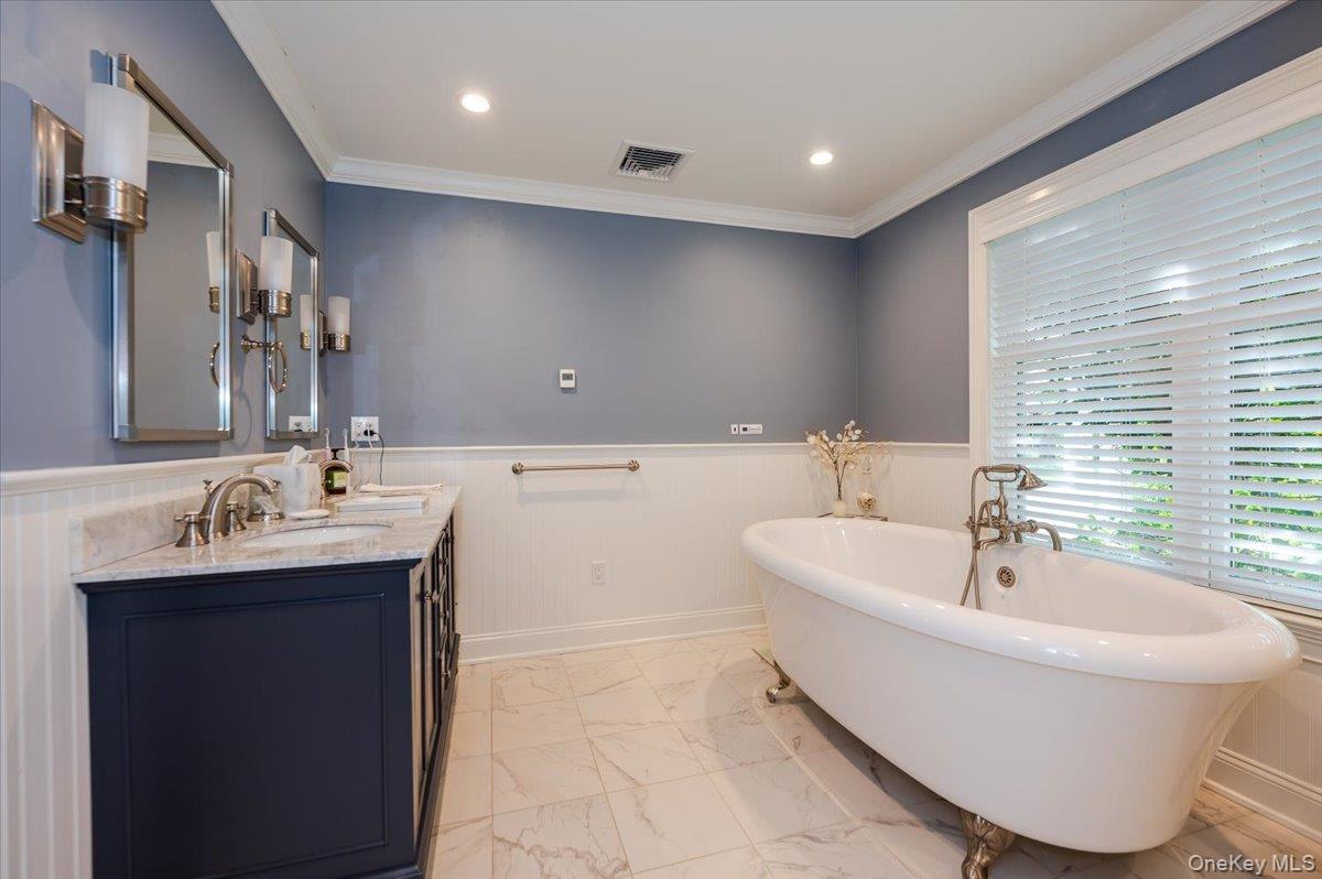 203 Sunset Road Syosset, NY 11791 - Photo 21 of 37