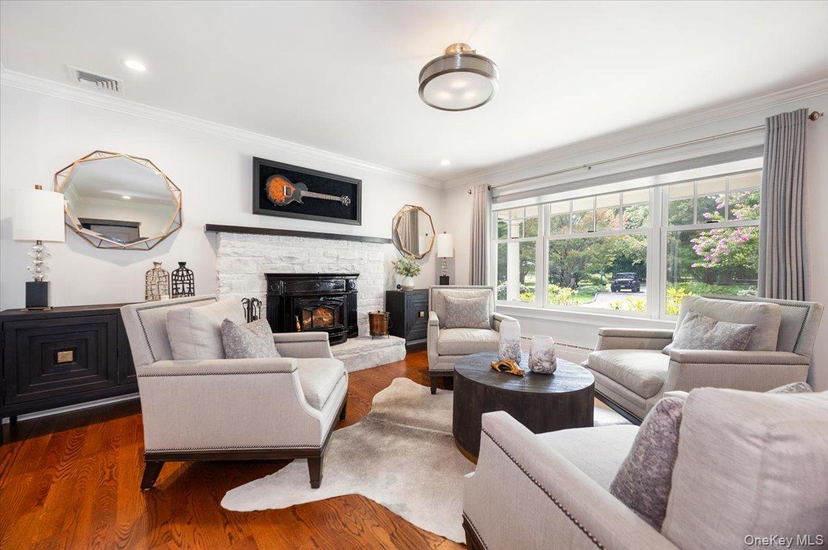 203 Sunset Road Syosset, NY 11791 - Photo 9 of 37