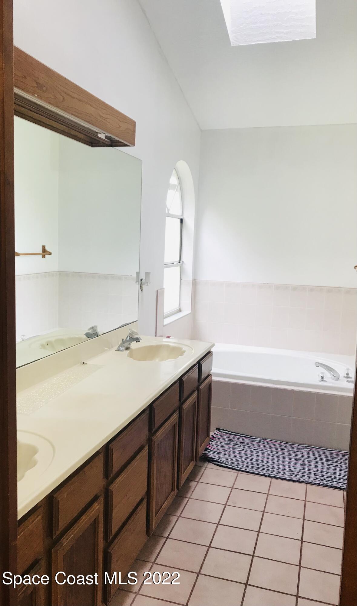 200 Southeast Rios Court Palm Bay, FL 32909 - Photo 8 of 18 Master Bath/Tub