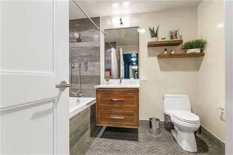 $1,300,000 | 2 Canal Street, Unit 2209, New Orleans, LA 70130