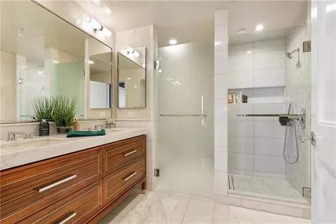 $1,300,000 | 2 Canal Street, Unit 2209, New Orleans, LA 70130