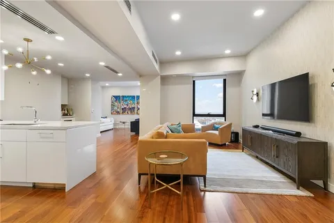 $1,300,000 | 2 Canal Street, Unit 2209, New Orleans, LA 70130