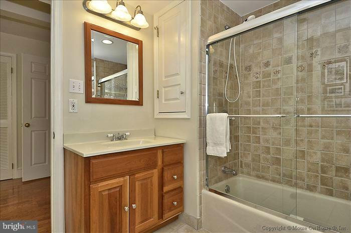 5606 Knollwood Road Bethesda, MD 20816 - Photo 11 of 29 Bath
