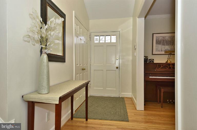 5606 Knollwood Road Bethesda, MD 20816 - Photo 14 of 29 Interior (General)