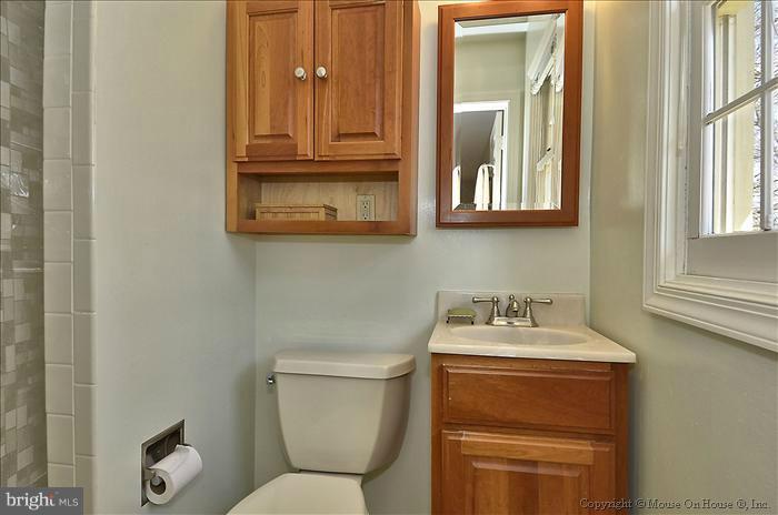 5606 Knollwood Road Bethesda, MD 20816 - Photo 19 of 29 Bath (Master)