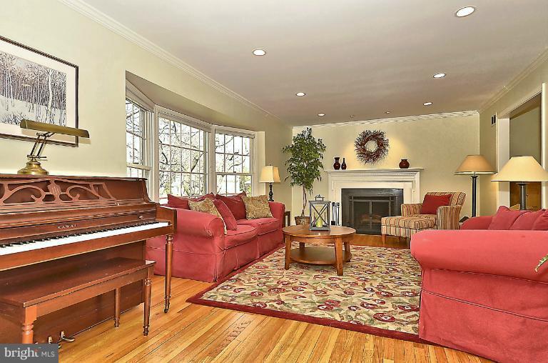 5606 Knollwood Road Bethesda, MD 20816 - Photo 21 of 29 Living Room