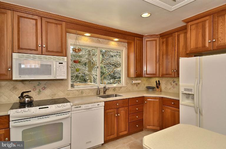 5606 Knollwood Road Bethesda, MD 20816 - Photo 22 of 29 Kitchen