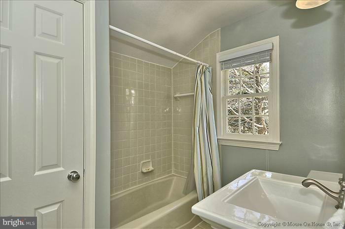 5606 Knollwood Road Bethesda, MD 20816 - Photo 6 of 29 Bath