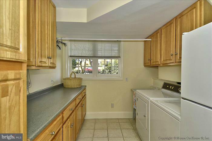 5606 Knollwood Road Bethesda, MD 20816 - Photo 7 of 29 Interior (General)