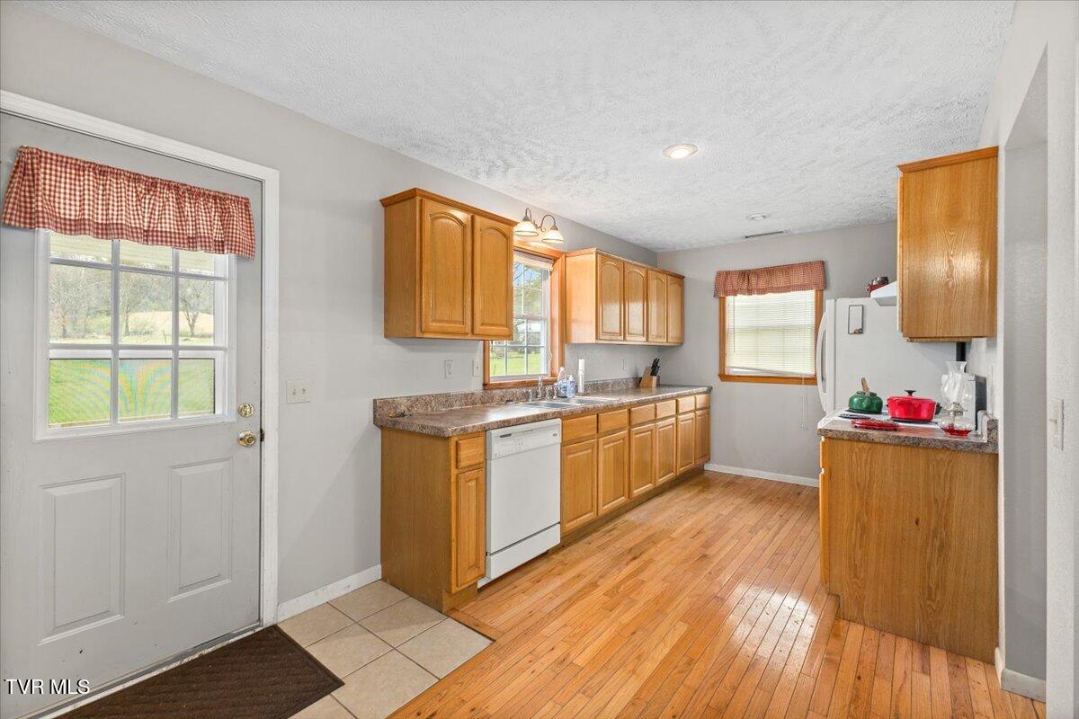 1301 Slimp Branch Road Mountain City, TN 37683 - Photo 16 of 35 21-128A7174