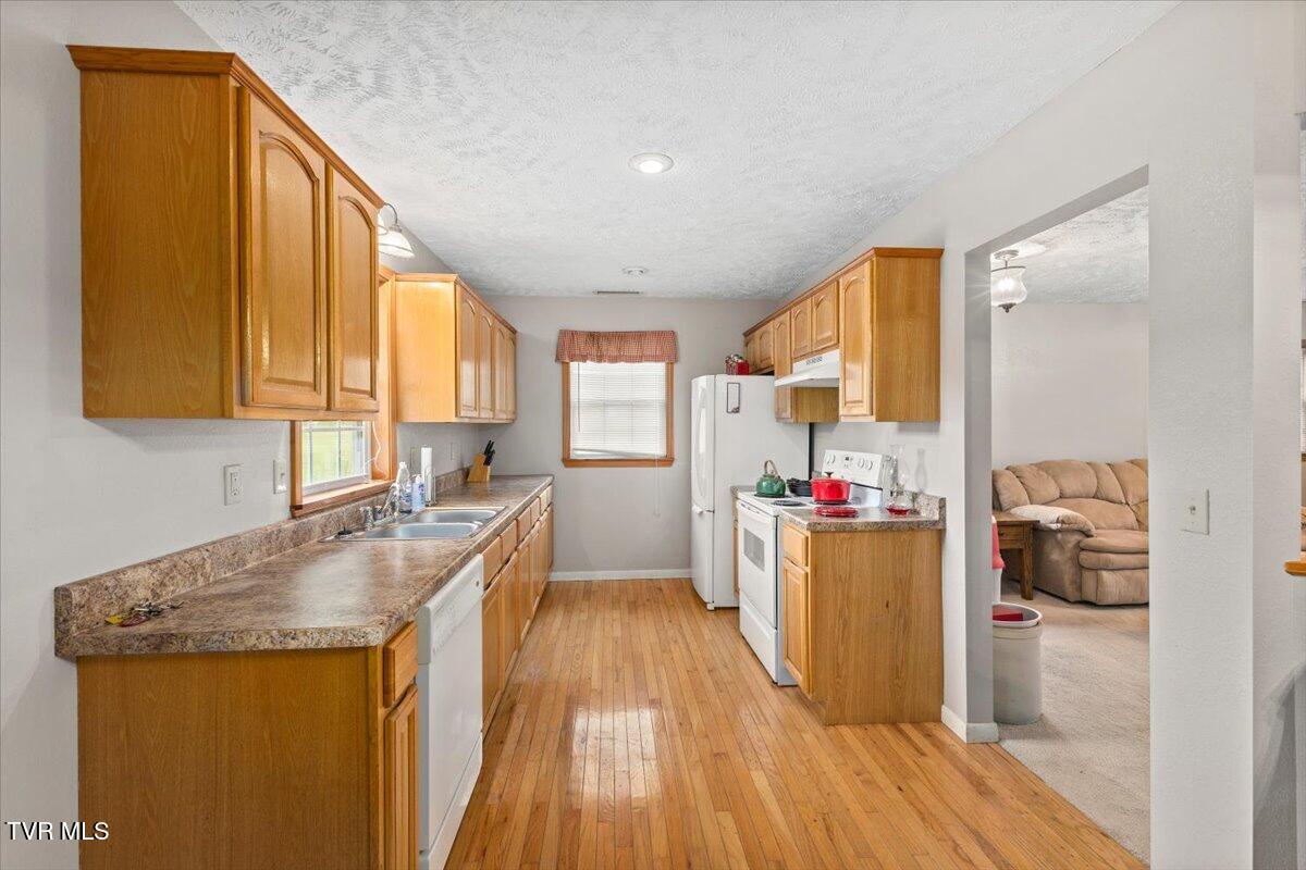 1301 Slimp Branch Road Mountain City, TN 37683 - Photo 17 of 35 22-128A7178