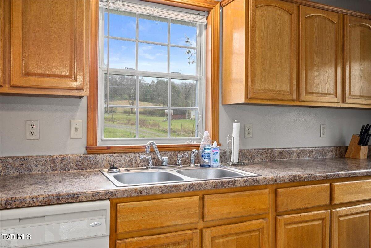 1301 Slimp Branch Road Mountain City, TN 37683 - Photo 19 of 35 24-128A7185