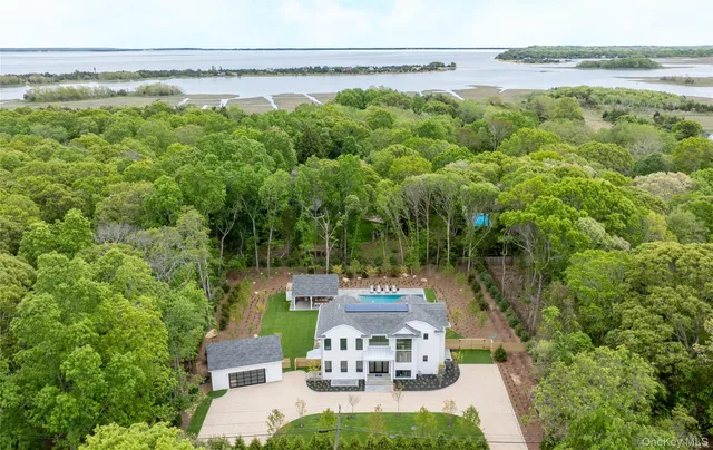 $3,696,000 | 4 Dogwood Drive, East Hampton, NY 11937