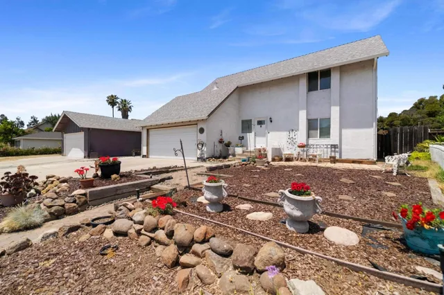 a very nice looking room with a chair