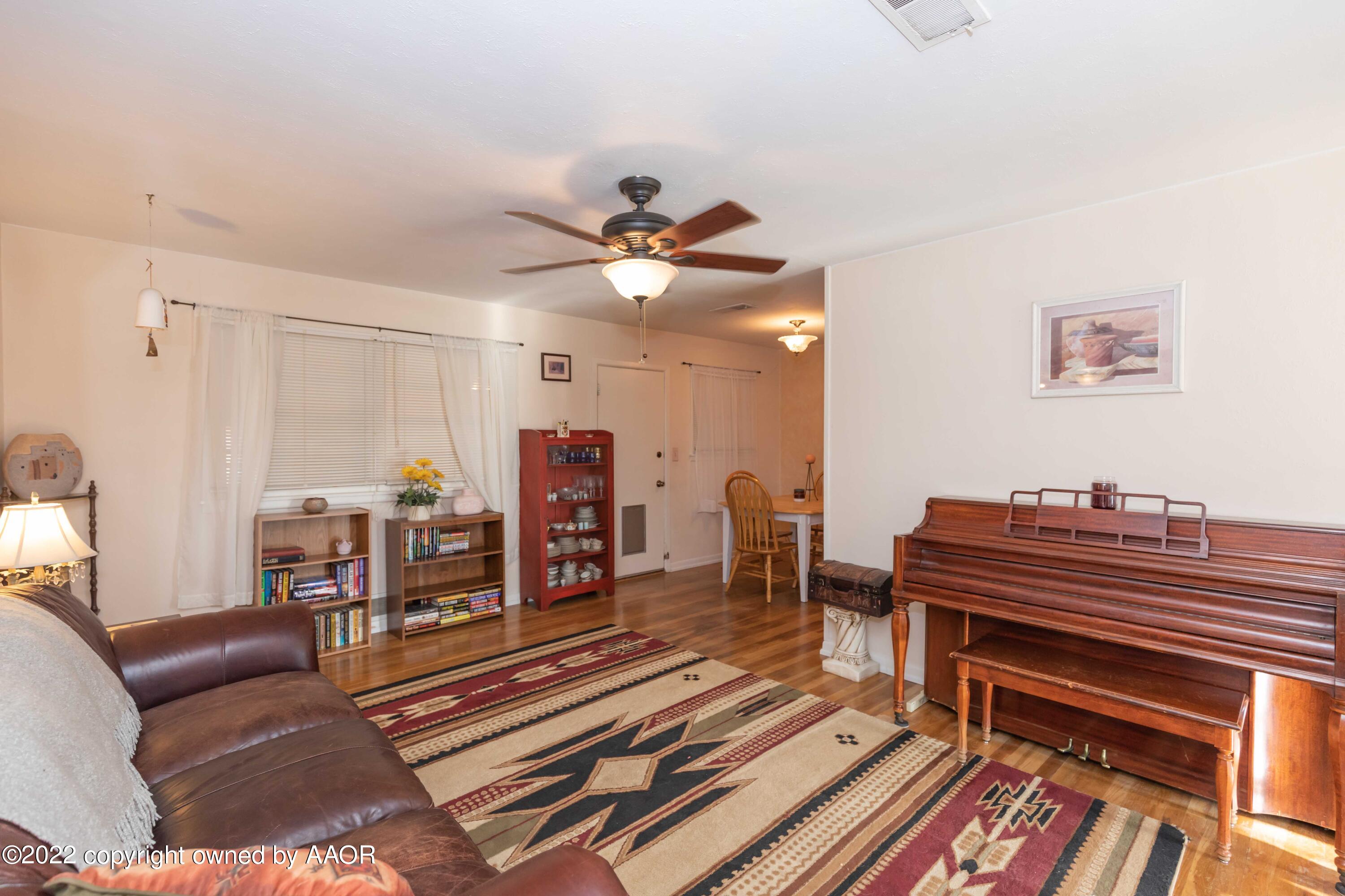 3500 Lynette Drive Amarillo, TX 79109 - Photo 6 of 40 LIVING ROOM VIEW 2