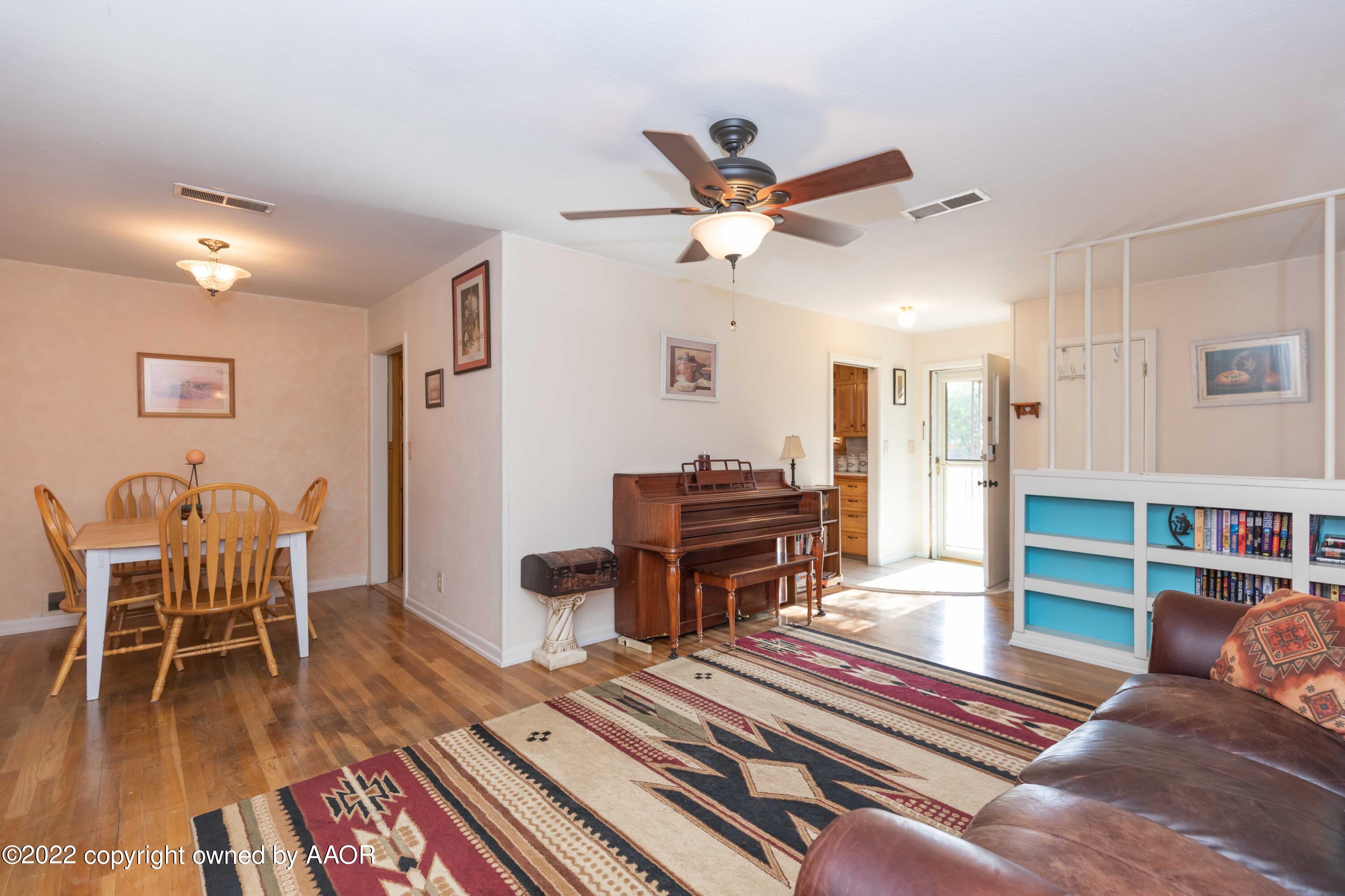 3500 Lynette Drive Amarillo, TX 79109 - Photo 9 of 40 LIVING ROOM VIEW 4