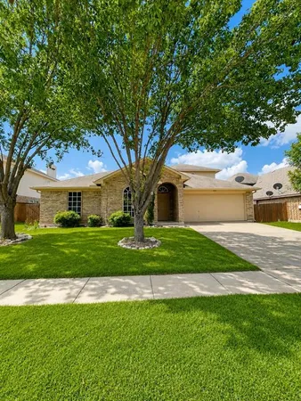 $325,000 | 825 Forest Heights Drive, Fort Worth, TX 76036