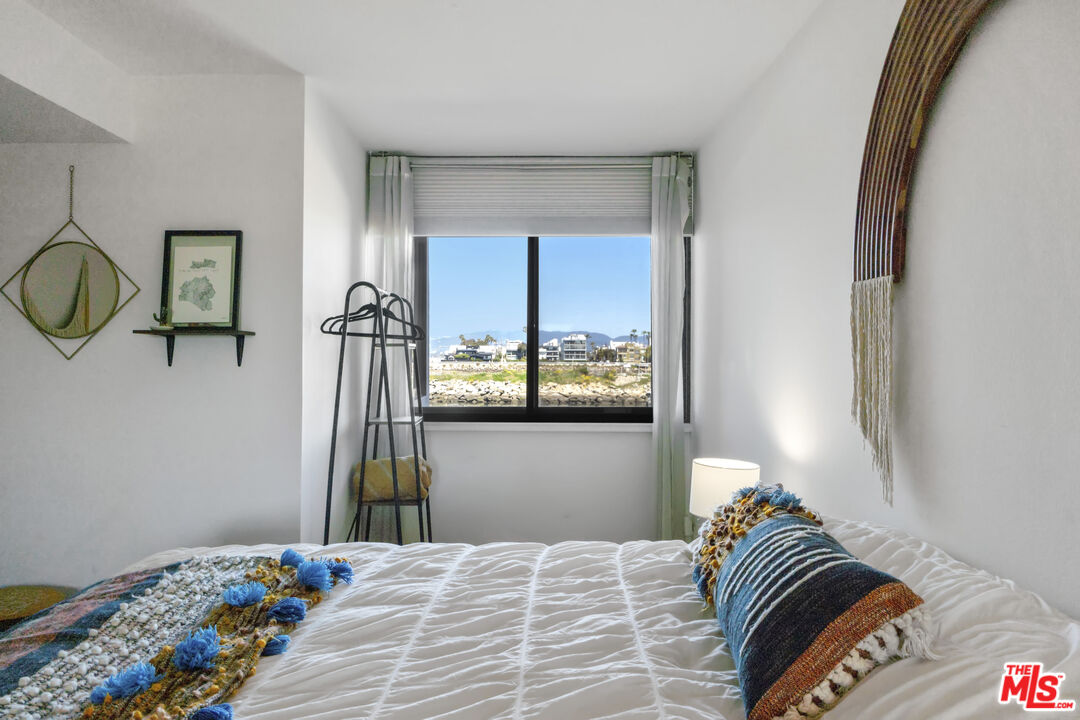 6209 Pacific Avenue, Unit 103 Playa del Rey, CA 90293 - Photo 38 of 40 a bedroom with bed and a window