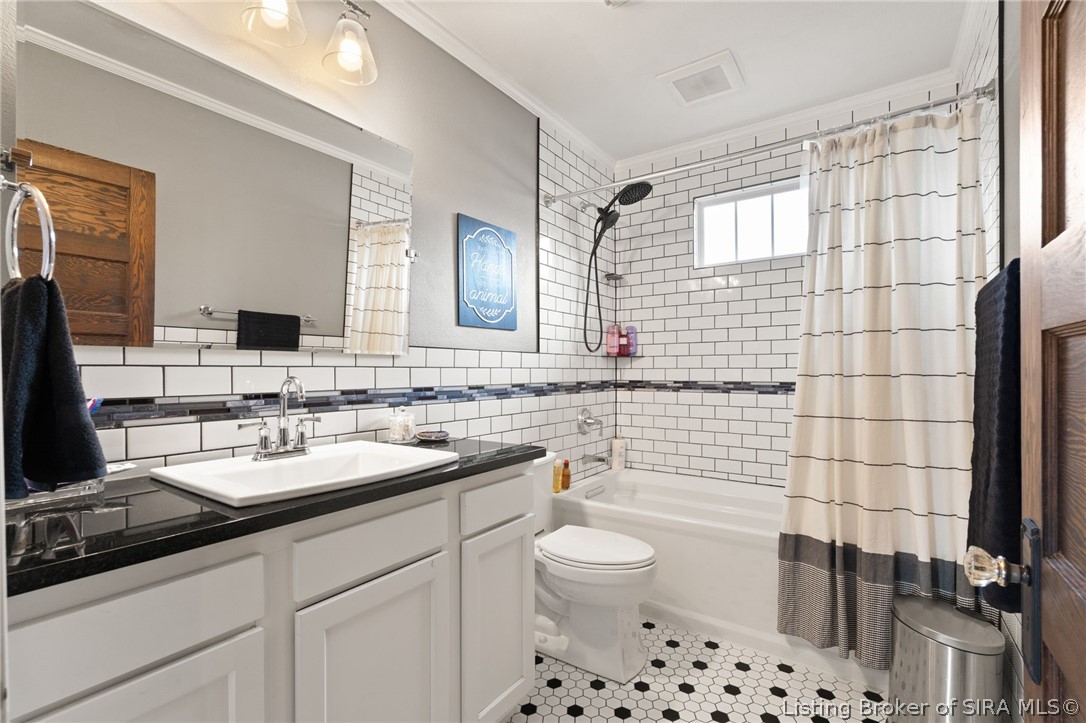 202 Elliott Avenue Corydon, IN 47112 - Photo 9 of 39 Full bathroom