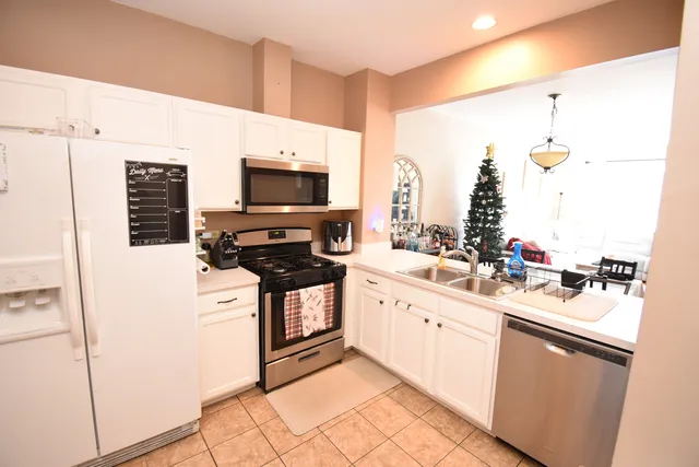 $344,900 | 5552 Elizabeth Place, Rolling Meadows, IL 60008