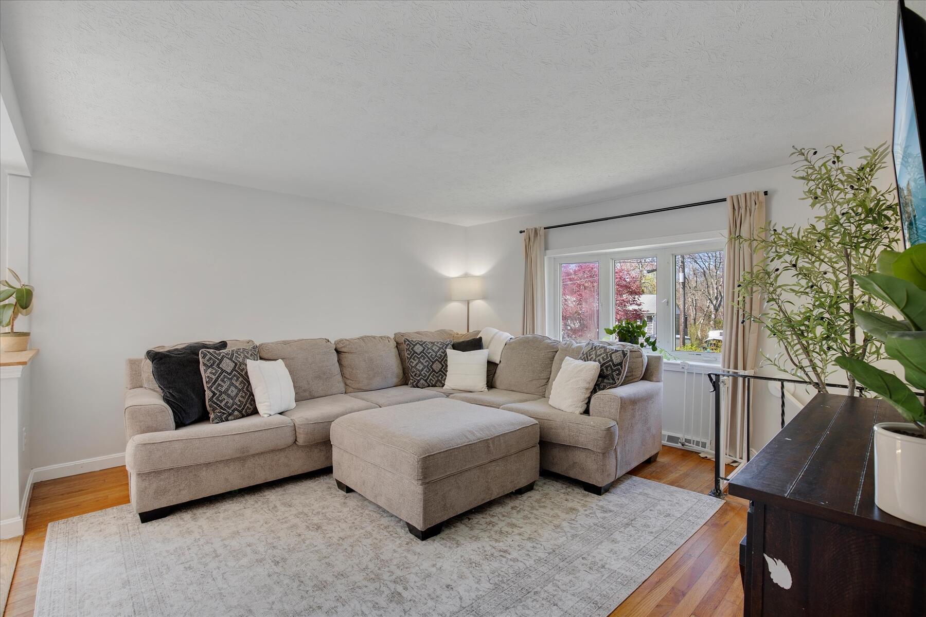 22 Avery Road Pocasset, MA 02559 - Photo 6 of 53 09-MG_4457-r