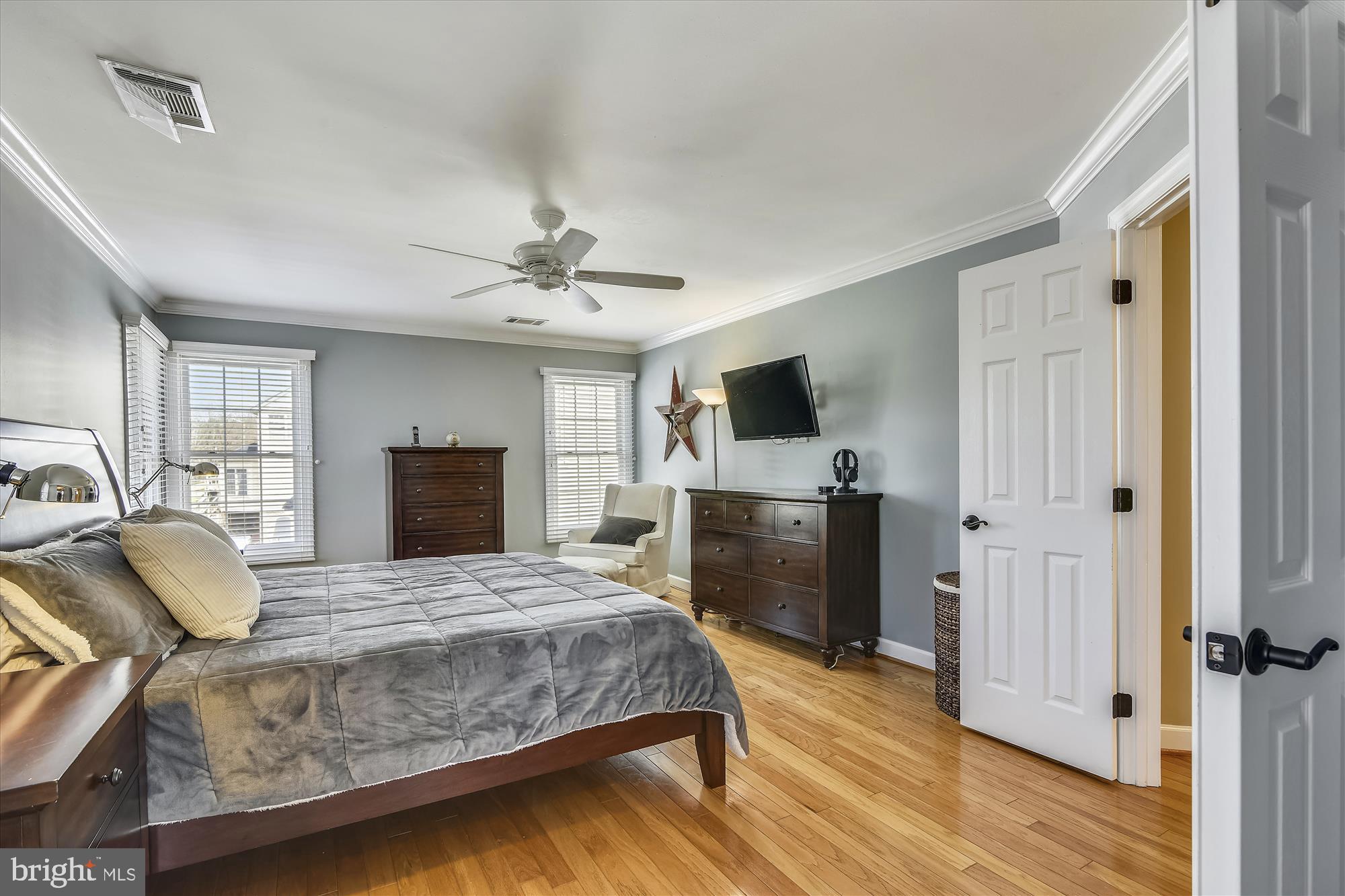 6520 Wheat Mill Way Centreville, VA 20121 - Photo 37 of 79 Crown Molding