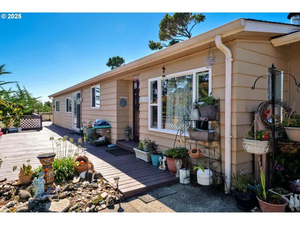 $399,900 | 433 Myeena Loop, Florence, OR 97439