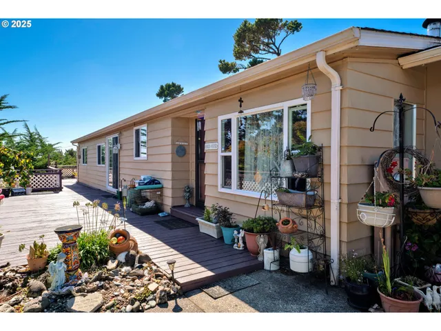 $405,000 | 433 Myeena Loop, Florence, OR 97439