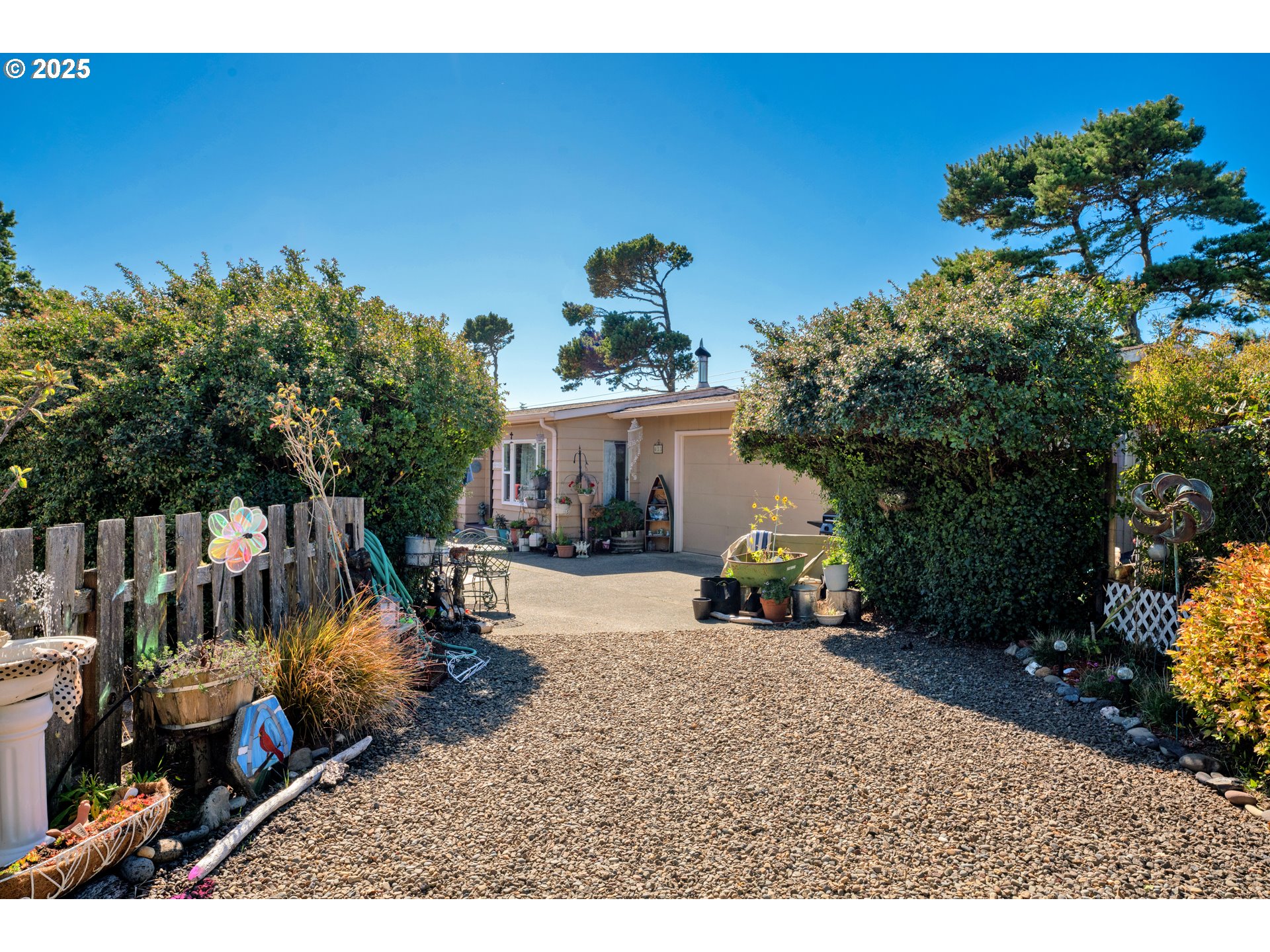 433 Myeena Loop Florence, OR 97439 - Photo 2 of 36