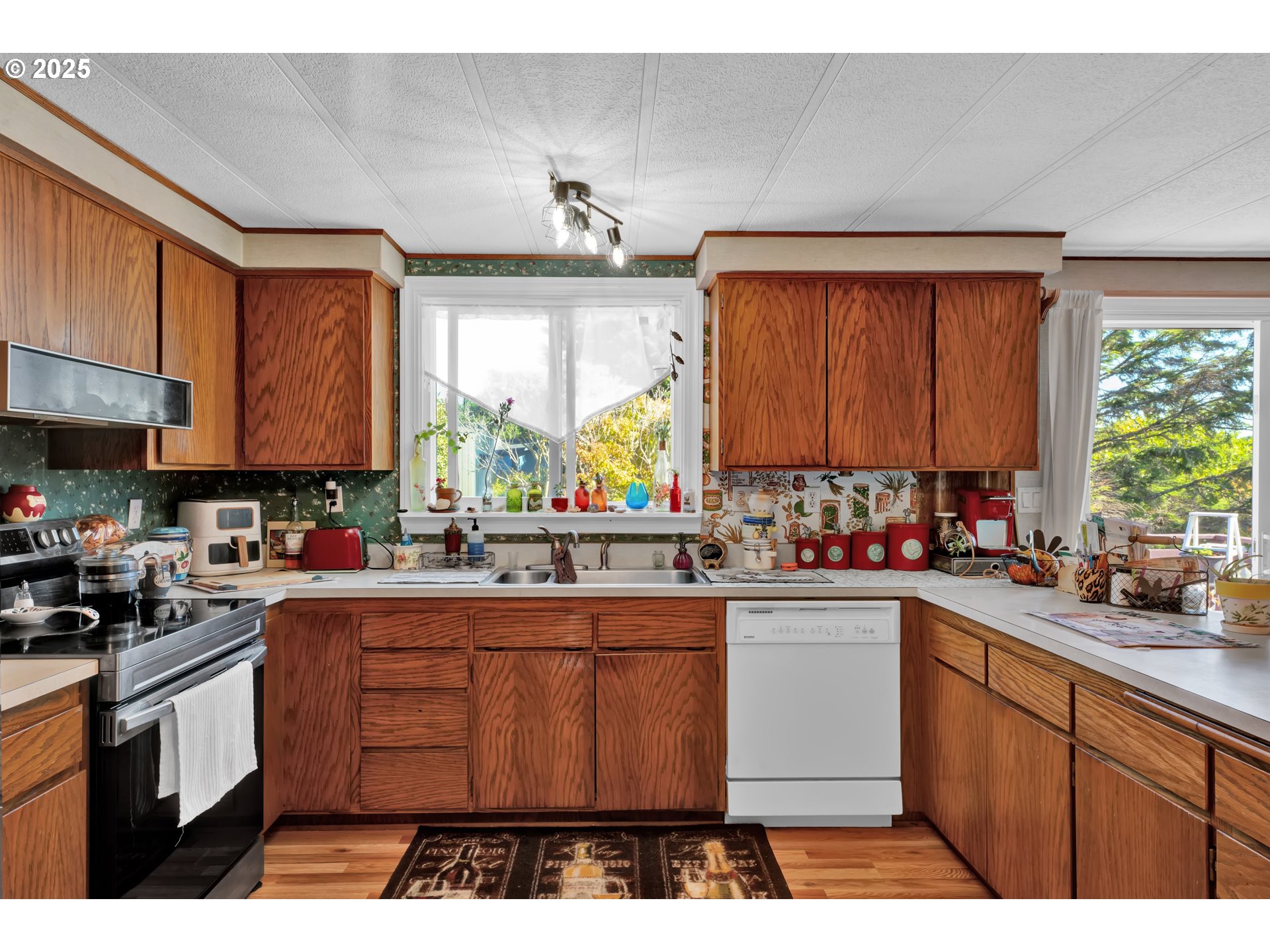 433 Myeena Loop Florence, OR 97439 - Photo 7 of 36