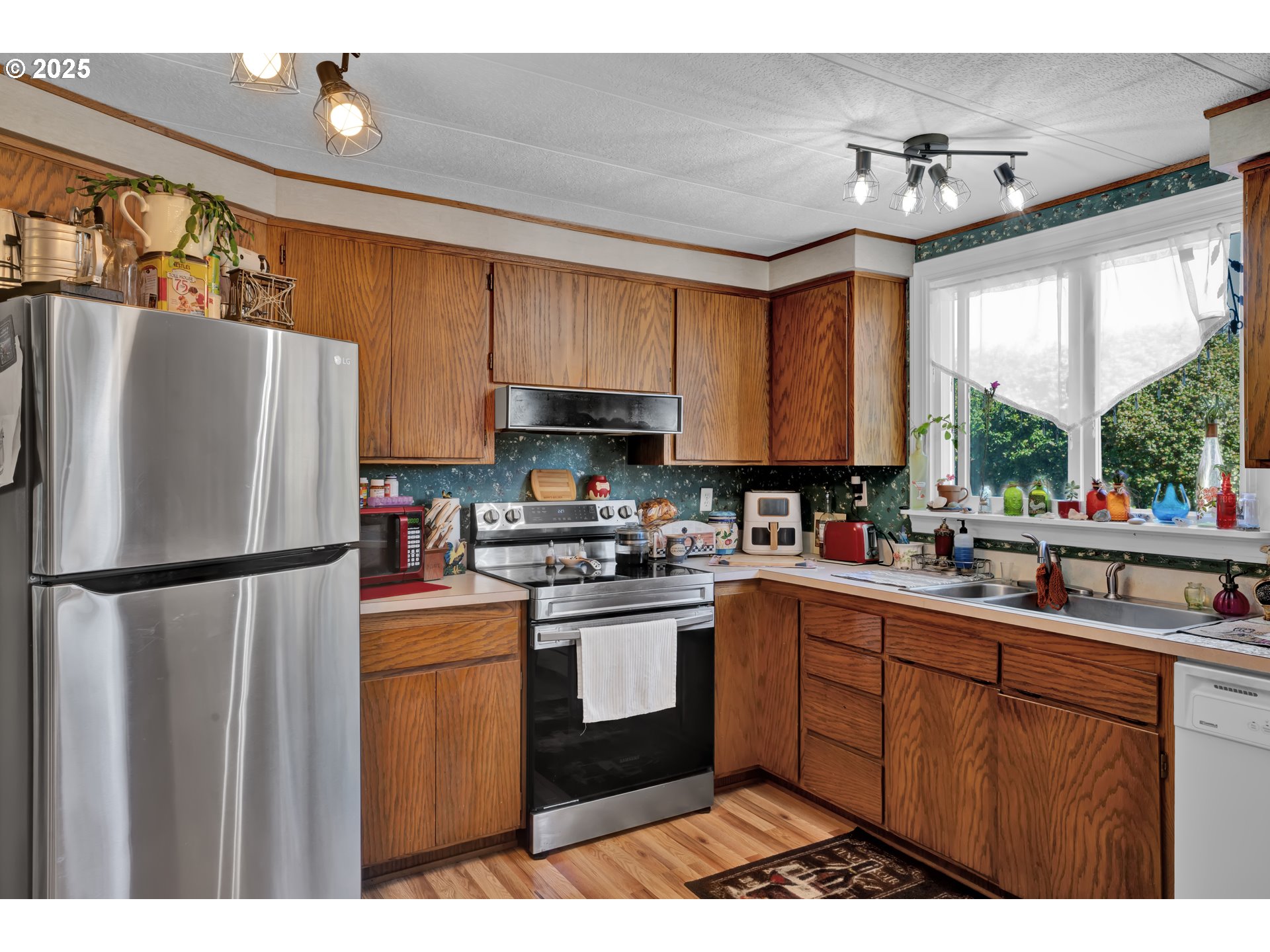 433 Myeena Loop Florence, OR 97439 - Photo 8 of 36