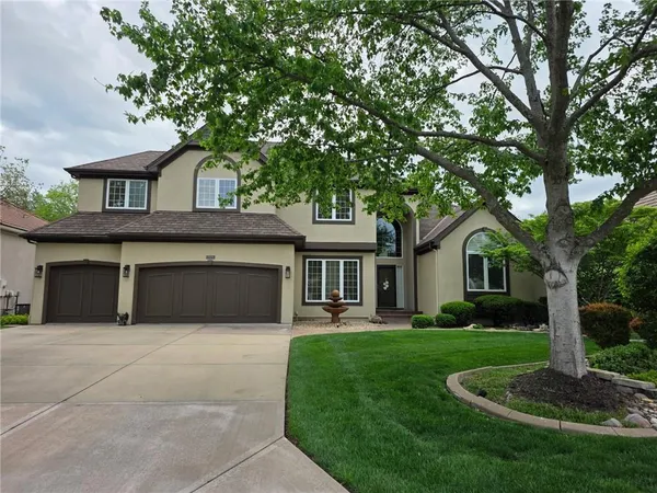 $749,950 | 709 Northeast Lake Point Drive, Lee's Summit, MO 64064