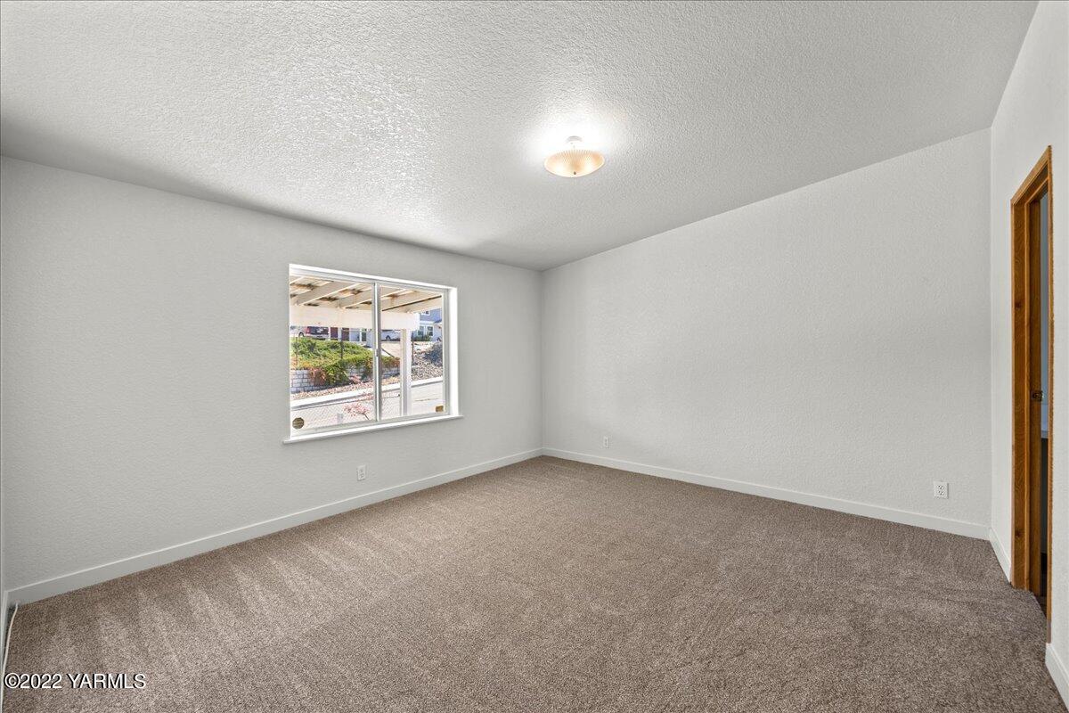 1200 South Euclid Road, Unit 84 Grandview, WA 98930 - Photo 7 of 24 an empty room with a window