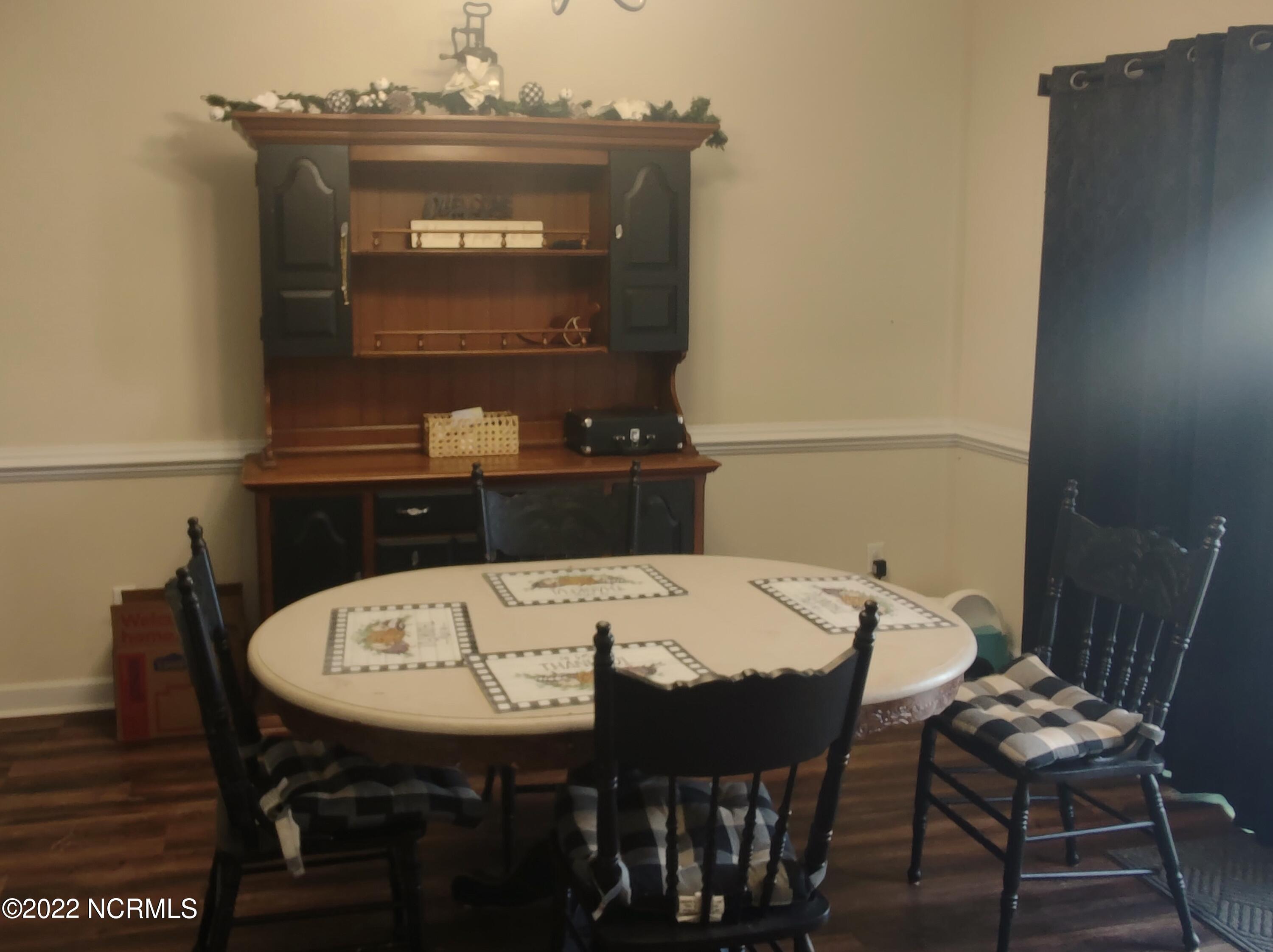 802 Five Mile Road Richlands, NC 28574 - Photo 29 of 95 Dining room with chair railing