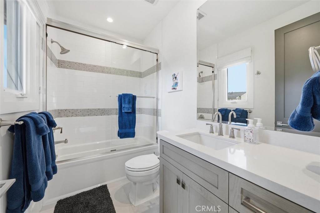 23 Phillips Ranch Road Rolling Hills Estates, CA 90274 - Photo 31 of 47 Bathroom 3, upstairs