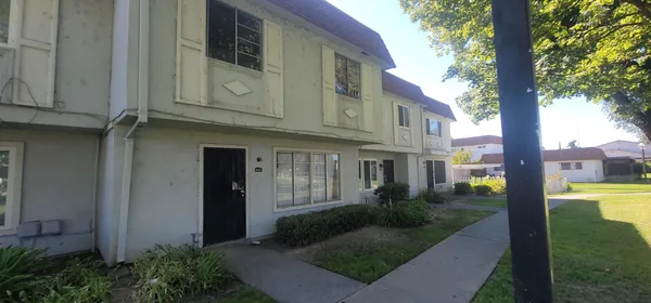 a view of a house with backyard and garden