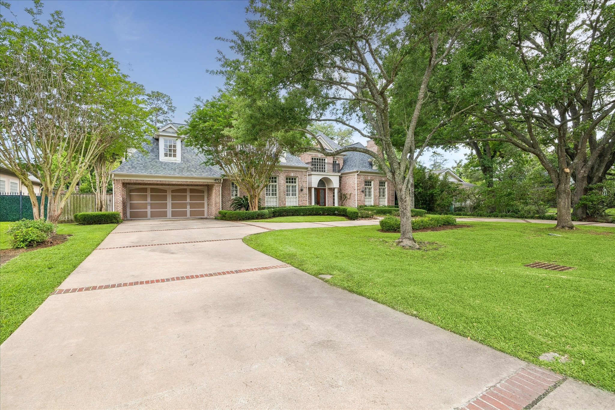 11421 Whippoorwill Road Houston, TX 77024 - Photo 28 of 33 3 car tandem garage as well as plenty of additional parking in the circular driveway.