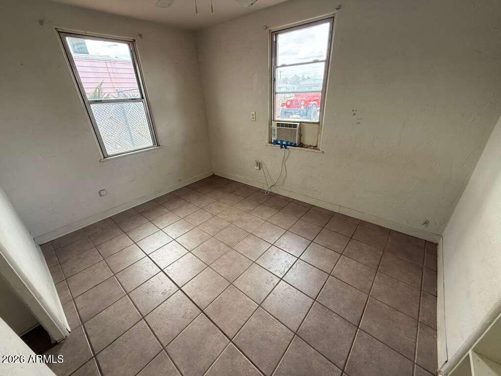 1365 East 20th Street Douglas, AZ 85607 - Photo 11 of 15 an empty room with windows