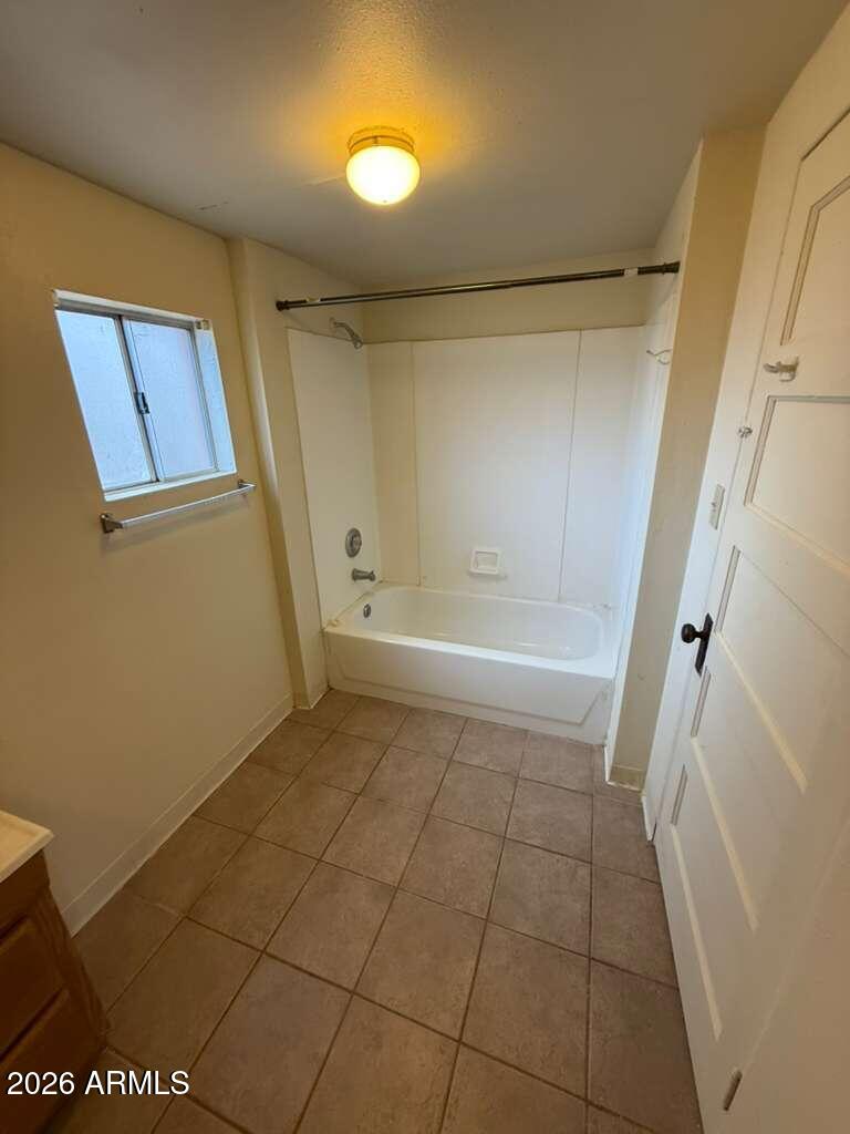 1365 East 20th Street Douglas, AZ 85607 - Photo 9 of 15 a bathroom with a bathtub