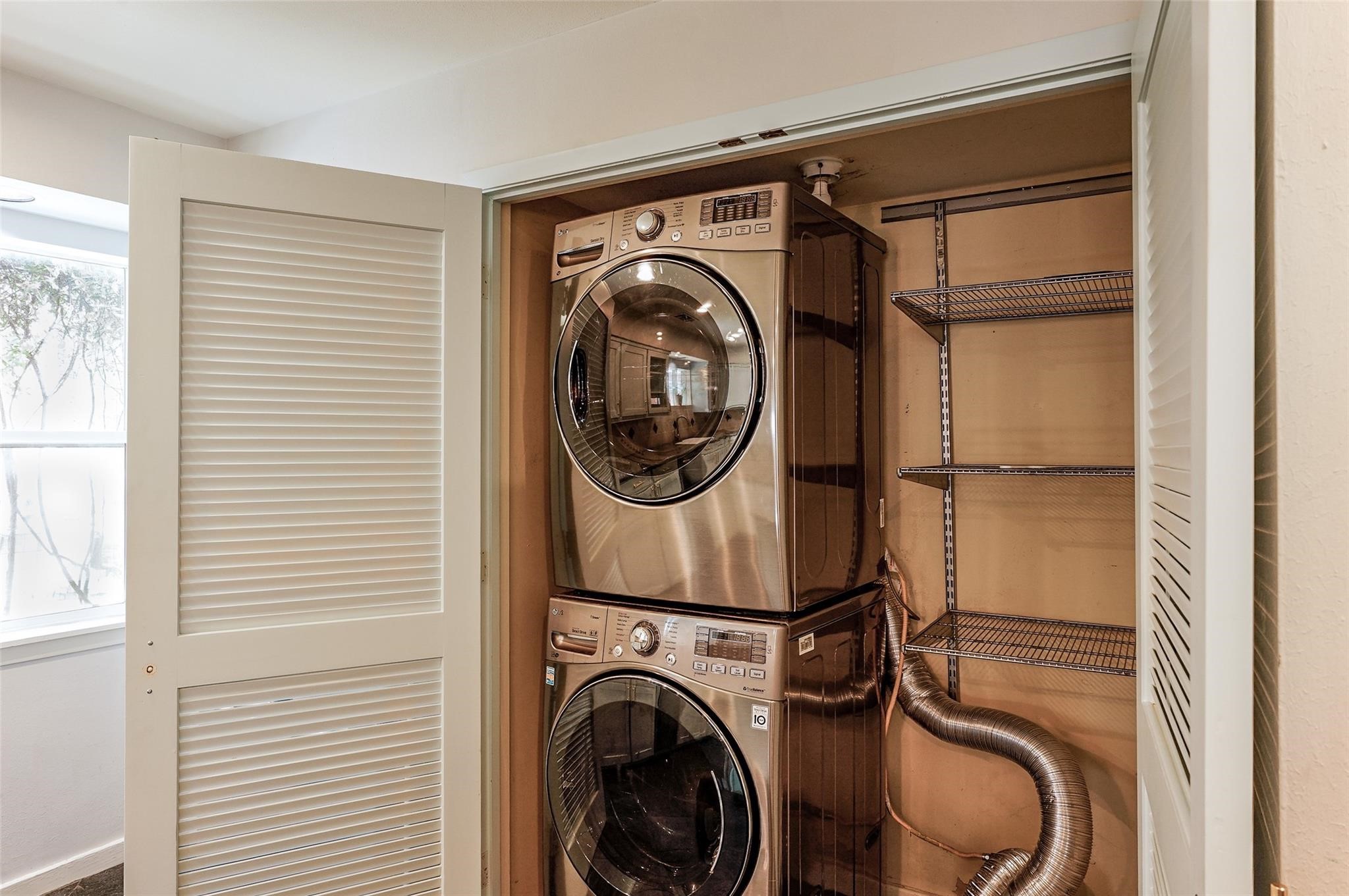 3827 Drake Street Houston, TX 77005 - Photo 26 of 29 Laundry