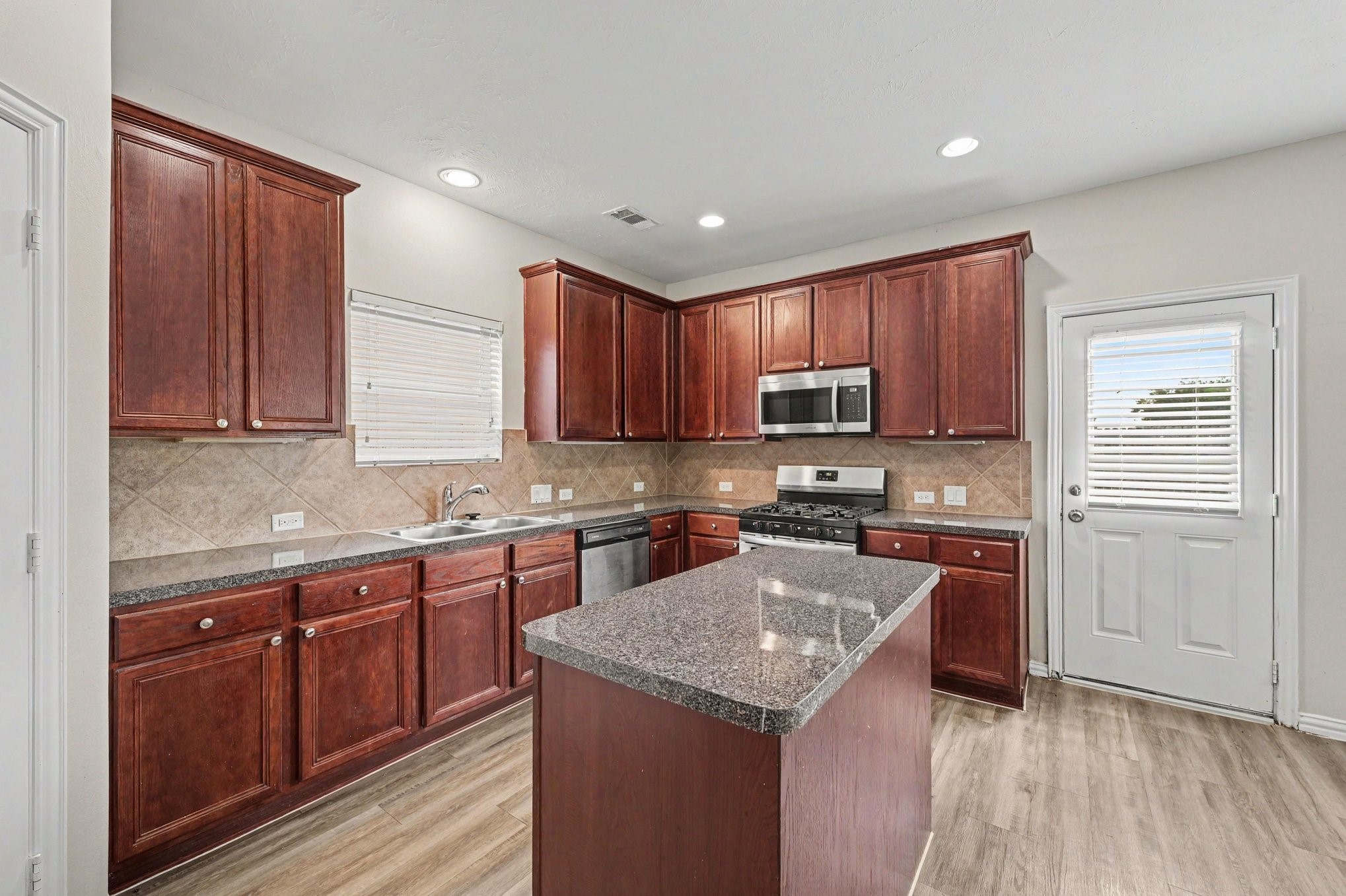 8431 Parapet Place Rosharon, TX 77583 - Photo 9 of 26