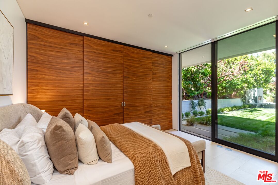 1535 Carla Ridge Beverly Hills, CA 90210 - Photo 24 of 41