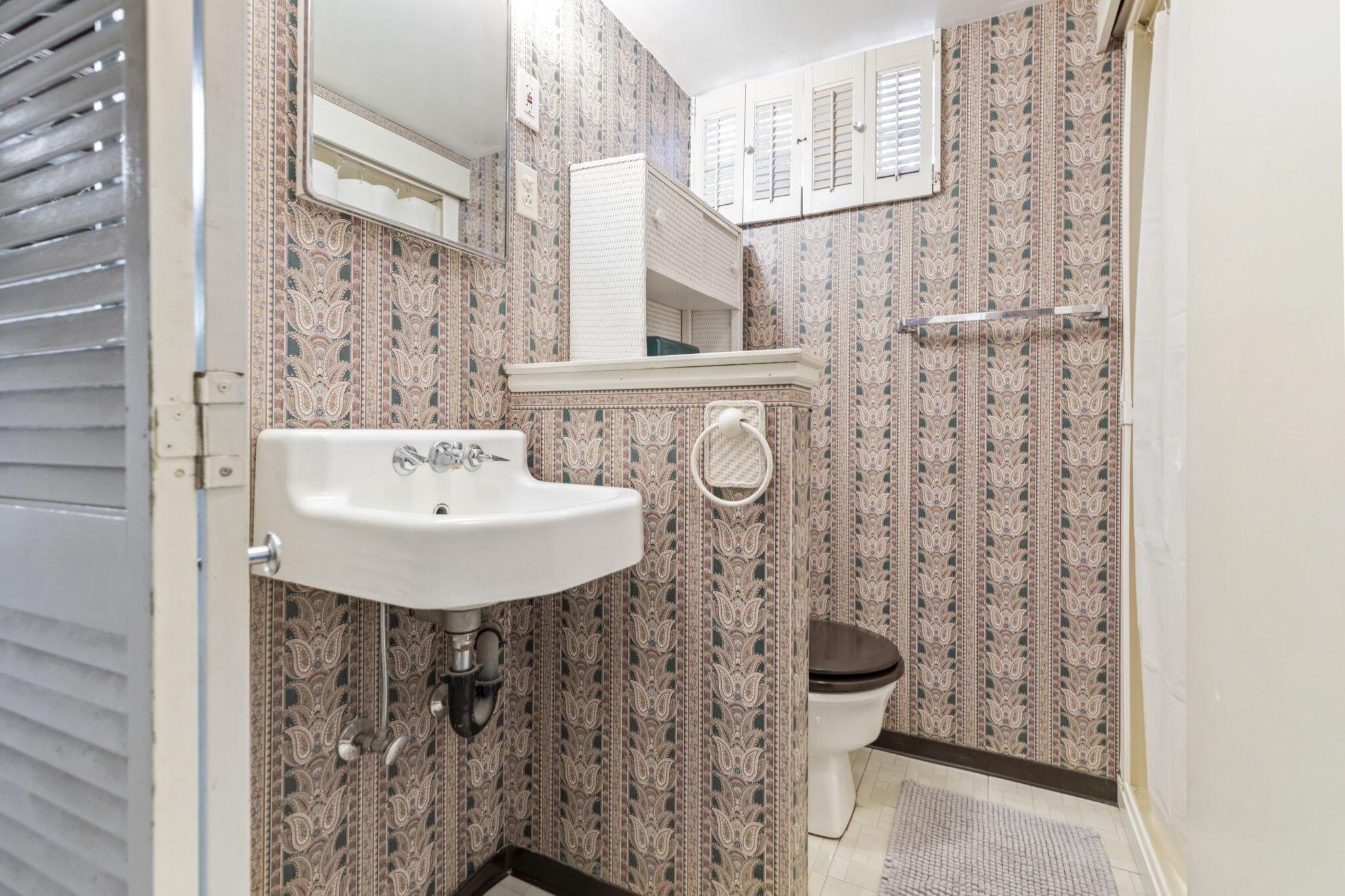 1442 Fullen Road Columbus, OH 43229 - Photo 35 of 46 LL Full Bath