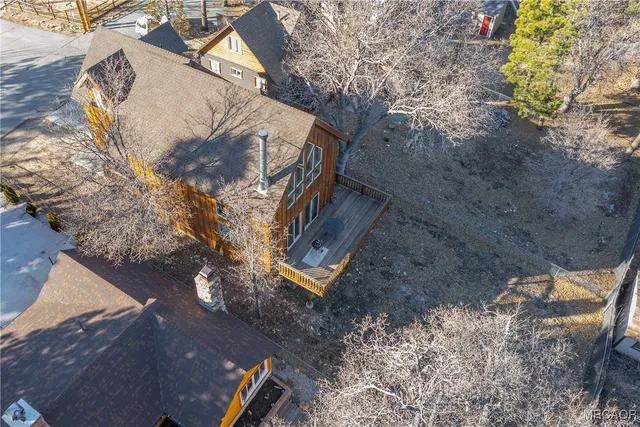 a view of a backyard of the house