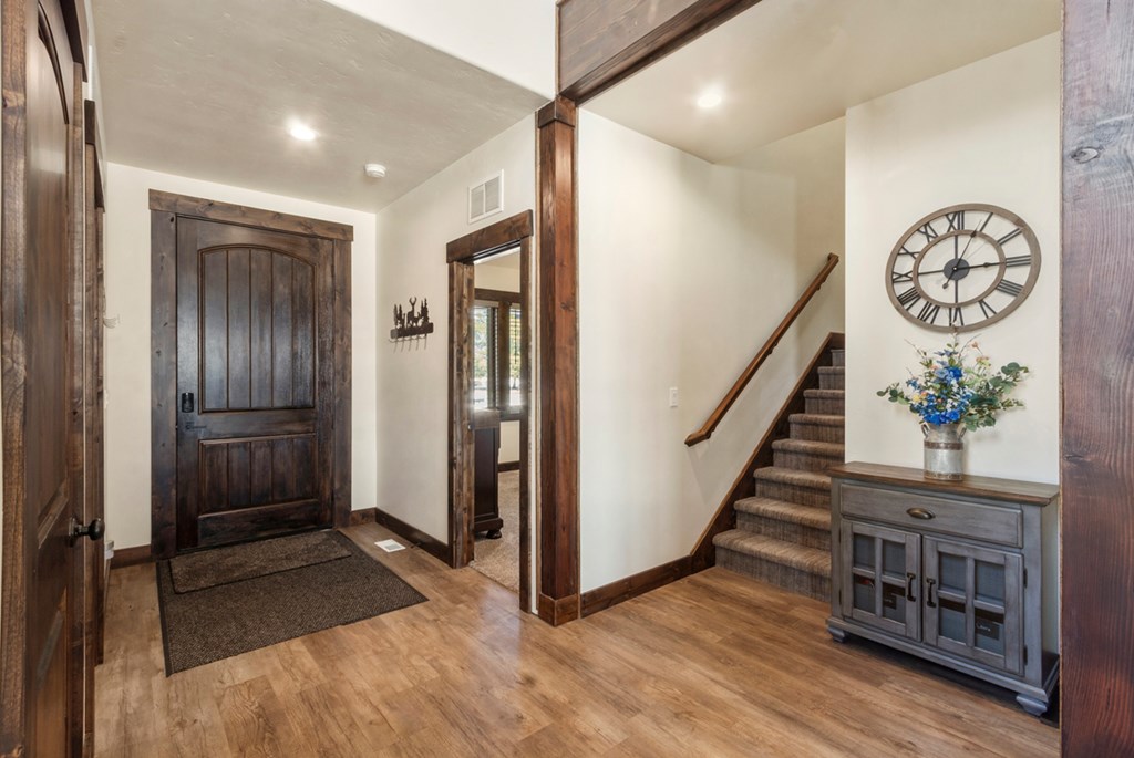 1884 Little Pine Road Donnelly, ID 83615 - Photo 17 of 45 Impressive Entryway